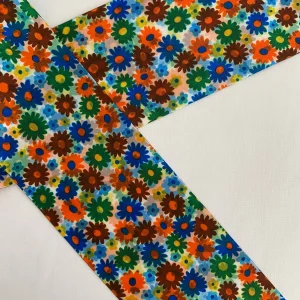 CINTA DE PELO ESTAMPADO FLORAL EN TONOS VERDE, NARANJAS, AZUL, MARRON Y BLANCO 7 CENTÍMETROS DE ANCHO