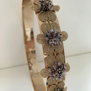 CINTURÓN DORADO RIGIDO CON ADORNO DE FLORES PARA INVITADA